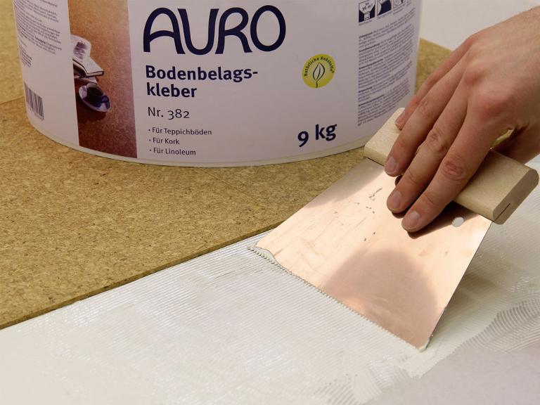 Anwendung AURO Bodenbelagskleber Anwendung AURO Bodenbelagskleber