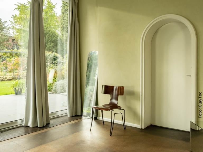 Urlaubsstimmung-zuhause-Wohnzimmer-gruen-800auf600-ClayTec-Lehm-Wandfarbe