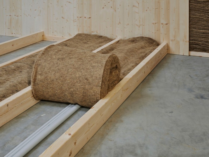 Dämmung aus Schafwolle lässt sich einfach verlegen und eignet sich auch für den Selbstausbau Einfache Dämmung des Fußbodens mit Schafwoll-Rollen von Isolena