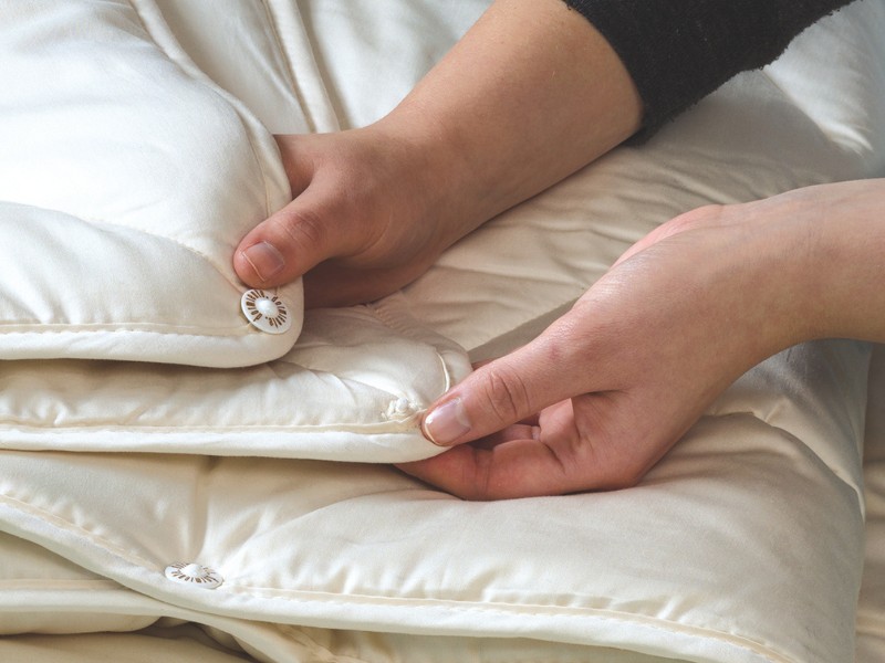 Mit der dormiente-Bettdecken-Knopfverbindung wird aus einer All Season- und einer Sommerdecke eine warme Winterdecke