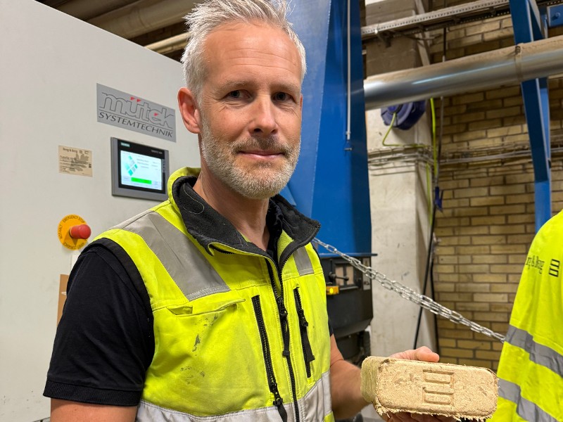 Mikael Carlevad von Berg & Berg erklärt die Produktion der Hartholz-Briketts im Werk in Kallinge