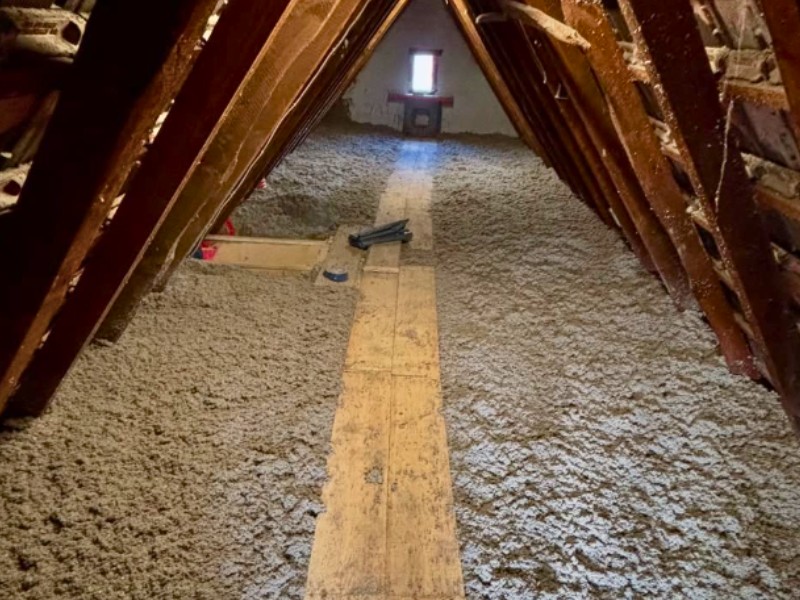 Dämmung der obersten Geschossdecke mit lose aufliegenden Zellulose-Flocken und Kaminkehrer-Steg