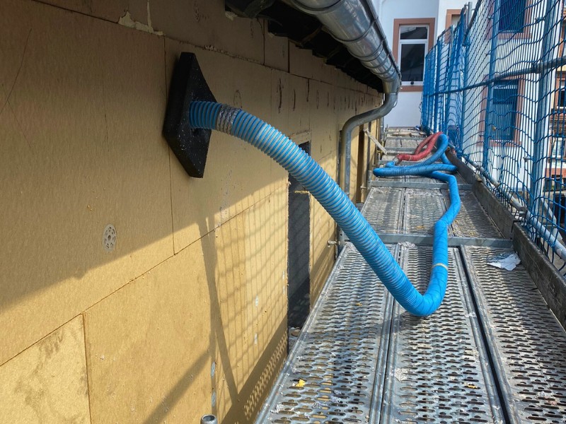 Dämmung der Außenfassade mit Zellulose-Einblasdämmung