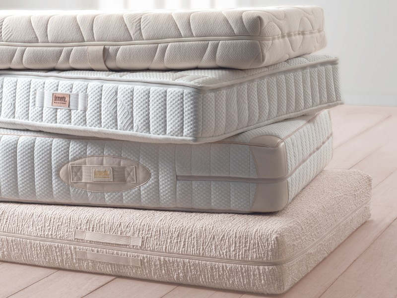 Stapel mit verschiedenen Ausführungen von dormiente Naturlatexmatratzen